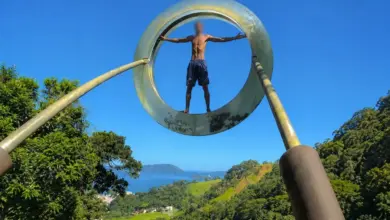 Homem dentro da escultura