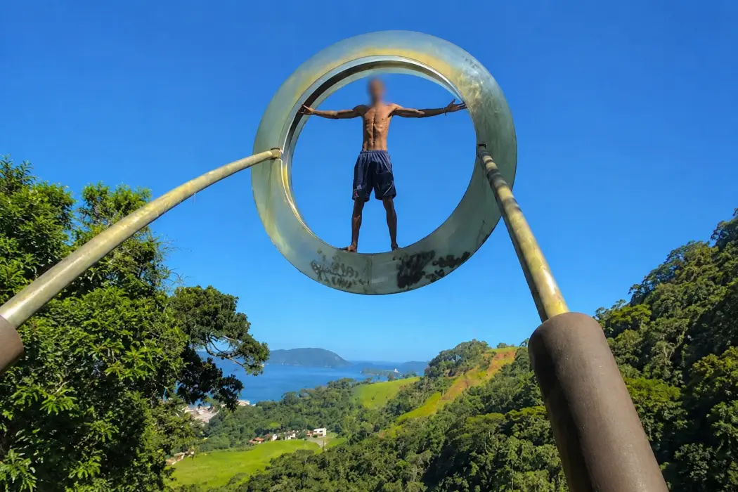 Homem dentro da escultura