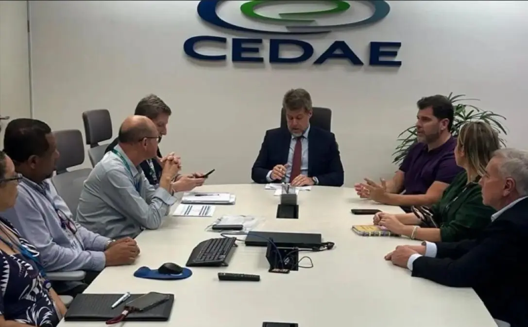 Mesa de reunião na Cedae