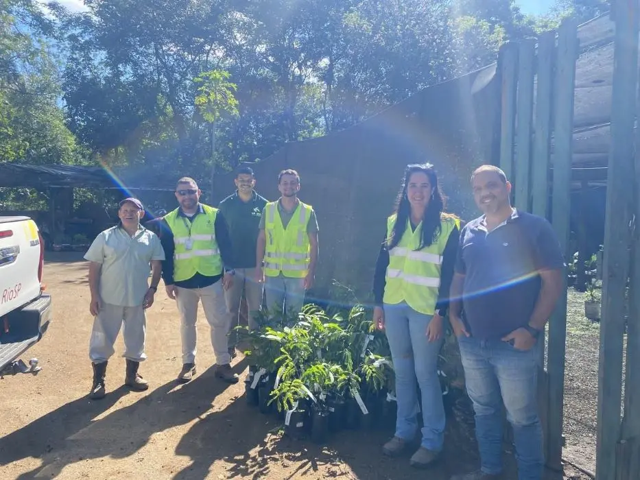 Colaboradores da RioSP participaram da entrega de 100 mudas