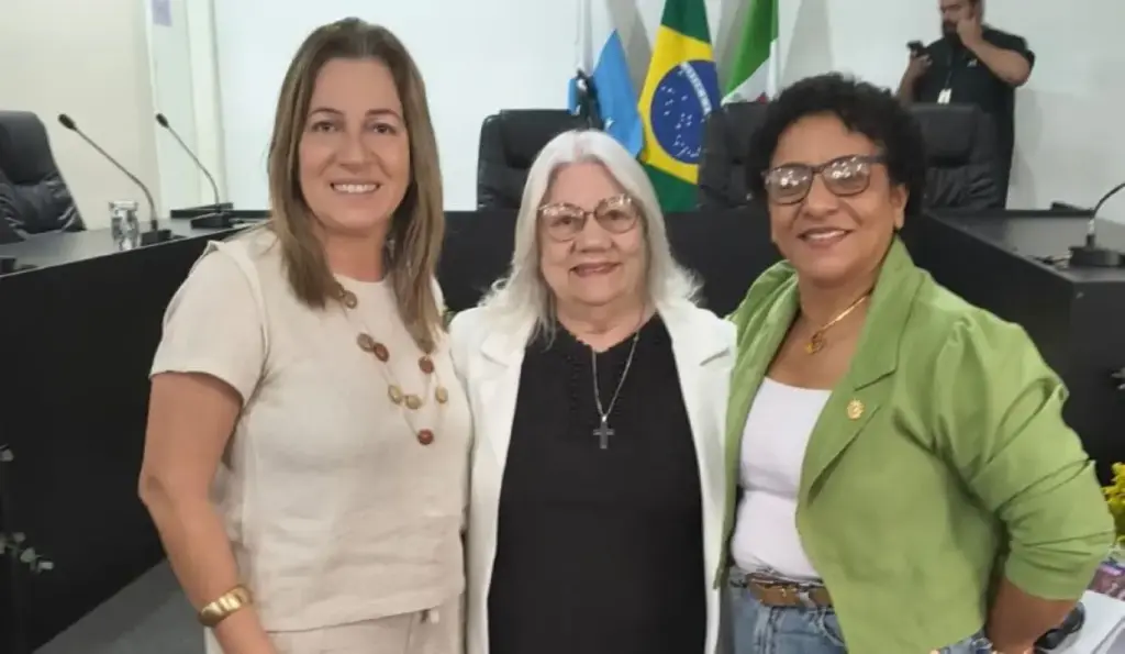 Três mulheres posando para foto