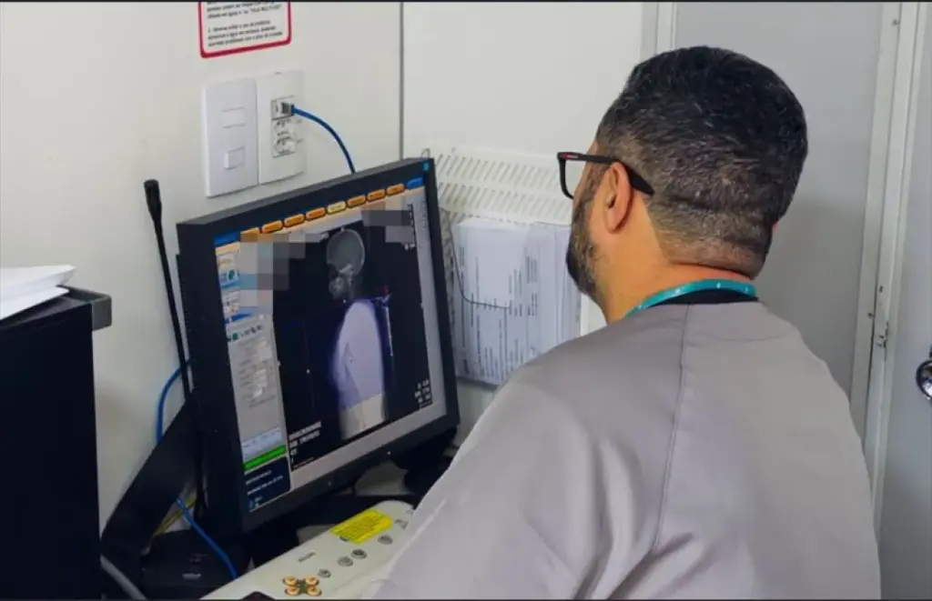 Profissional de saúde analisa as imagens obtidas pelo Tomógrafo Móvel