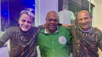 Três homens posando para foto sorrindo