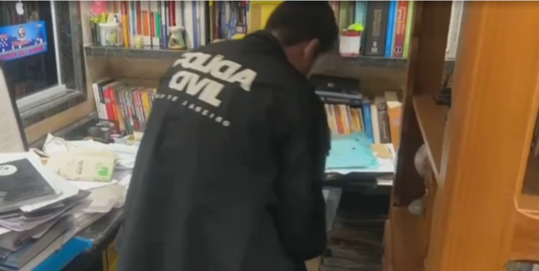 Polícia Civil cumpre mandados de busca e apreensão em investigação sobre suposto esquema de fraude em contratos de obras de escolas públicas no estado do Rio.