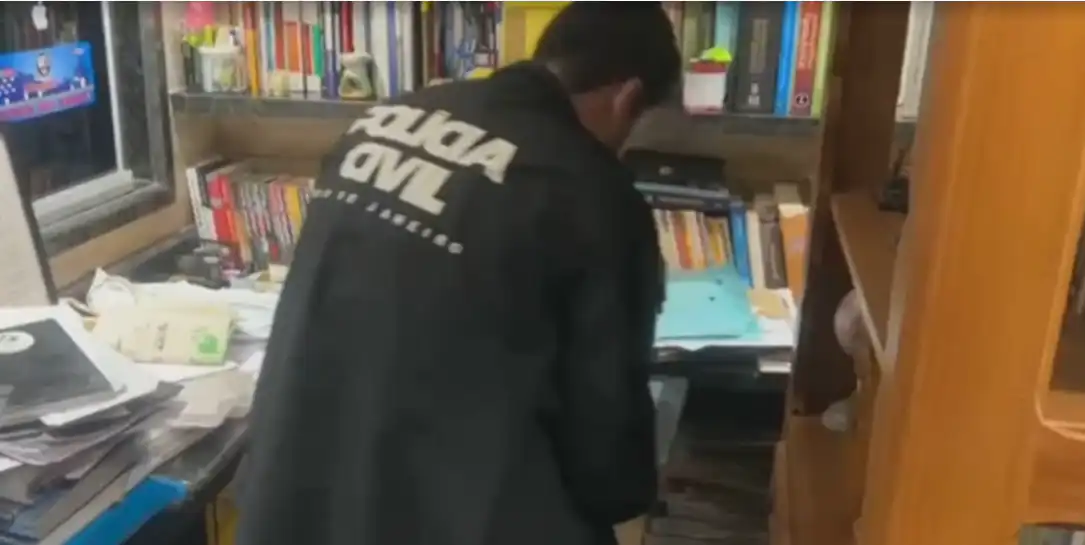 Polícia Civil cumpre mandados de busca e apreensão em investigação sobre suposto esquema de fraude em contratos de obras de escolas públicas no estado do Rio.