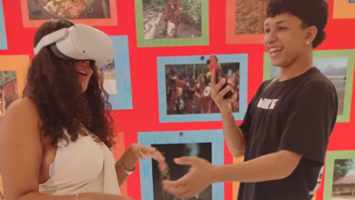 Visitantes podem participar de experiência imersiva com óculos de realidade virtual durante a programação do Centro de Memória no PátioMix Itaguaí.