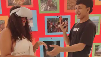 Visitantes podem participar de experiência imersiva com óculos de realidade virtual durante a programação do Centro de Memória no PátioMix Itaguaí.