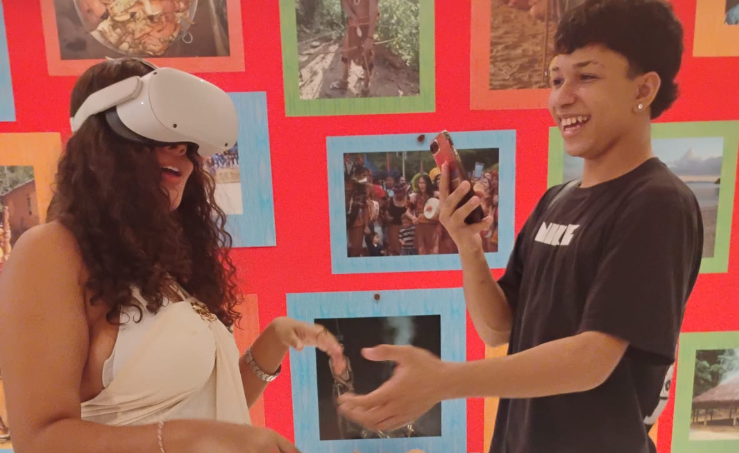 Visitantes podem participar de experiência imersiva com óculos de realidade virtual durante a programação do Centro de Memória no PátioMix Itaguaí.