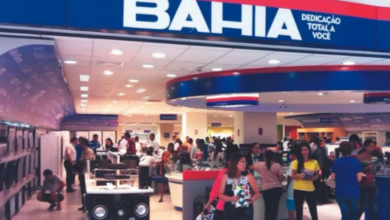Casas Bahia promove leilão de produtos com descontos de até 60% após fechamento de lojas; unidade de Itaguaí aparece como permanentemente fechada.