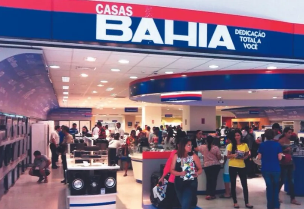 Casas Bahia promove leilão de produtos com descontos de até 60% após fechamento de lojas; unidade de Itaguaí aparece como permanentemente fechada.
