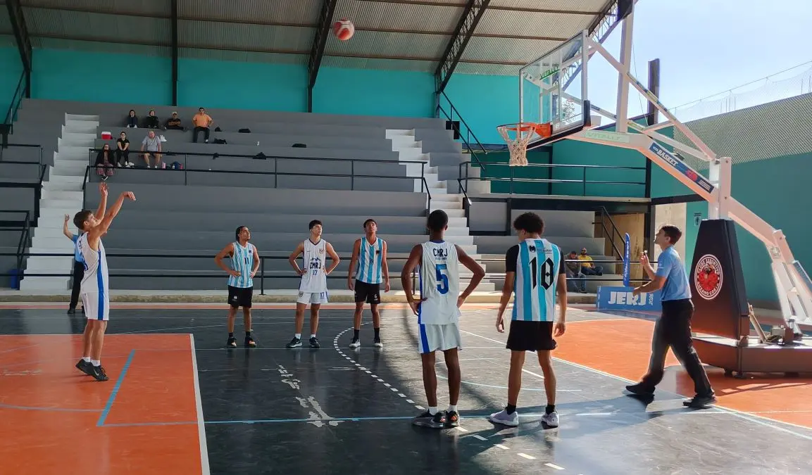 Atletas do Basquete em quadra