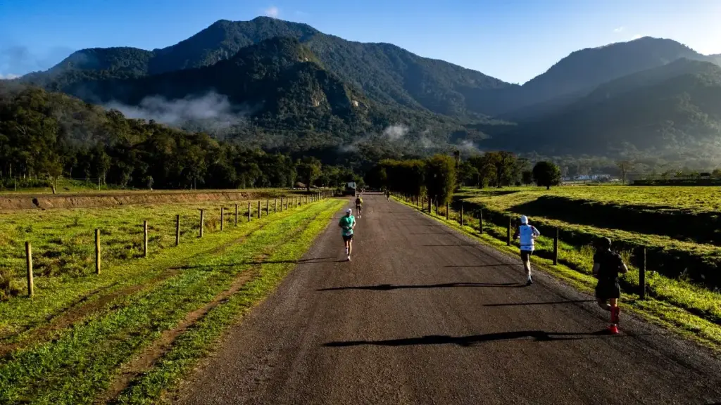 Atletas disputam a prova de corrida em meio às belas paisagens