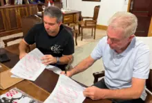 Representante do Bangu e o empresário Pedrinho Vicençote durante a assinatura do contrato de parceria