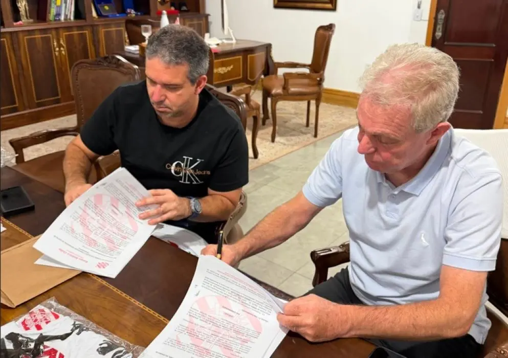 Representante do Bangu e o empresário Pedrinho Vicençote durante a assinatura do contrato de parceria
