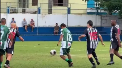 Jogadores durante a partida de futebol