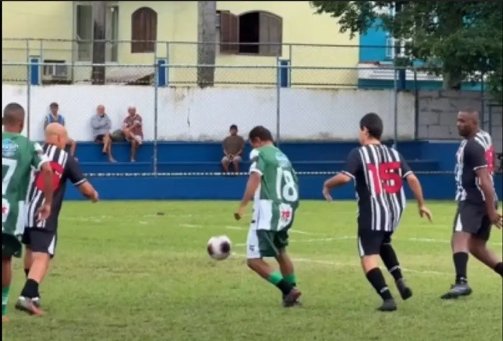 Jogadores durante a partida de futebol
