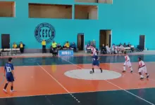 Alunos durante partida de futsal