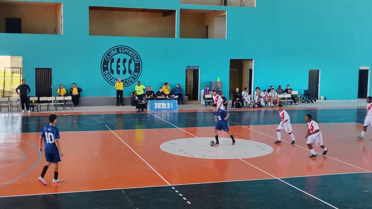 Alunos durante partida de futsal