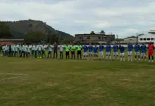 Vários homens lado a lado no compo