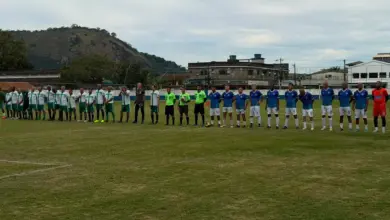 Vários homens lado a lado no compo