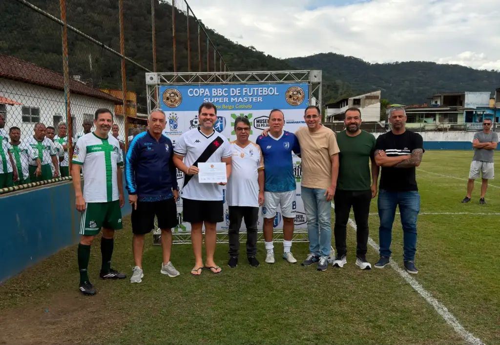 Vários homens ao lado do prefeito