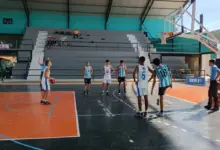 Equipes escolares entram em quadra pela etapa