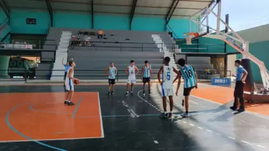 Equipes escolares entram em quadra pela etapa