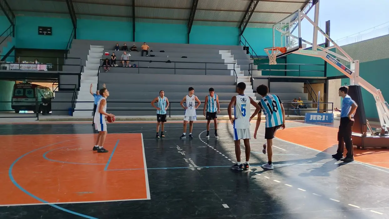 Equipes escolares entram em quadra pela etapa