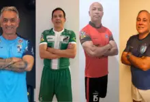 Montagem de quatro homens posando para foto