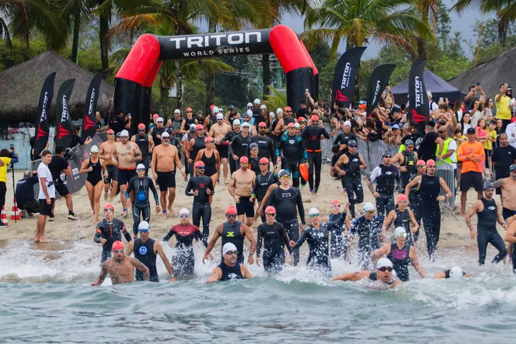 Atletas deram a largada para a primeira prova do Triton 3 Rio, a etapa de natação