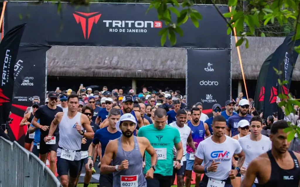 Atletas largam para a prova de corrida, última etapa do Triton 3 Rio, no domingo (23)