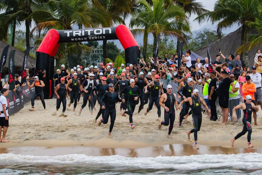 Atletas na primeira etapa do Triton 3 Rio, com a prova de natação
