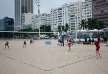 Estudantes participam das disputas de vôlei de praia
