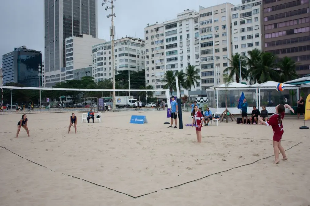 Estudantes participam das disputas de vôlei de praia