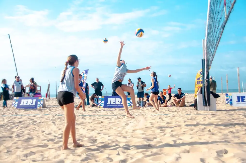 Atleta se prepara para o ataque durante a disputa de vôlei de praia