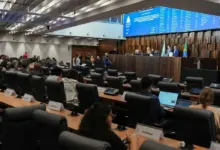 Parlamentares durante sessão na Alerj