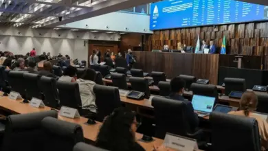 Parlamentares durante sessão na Alerj