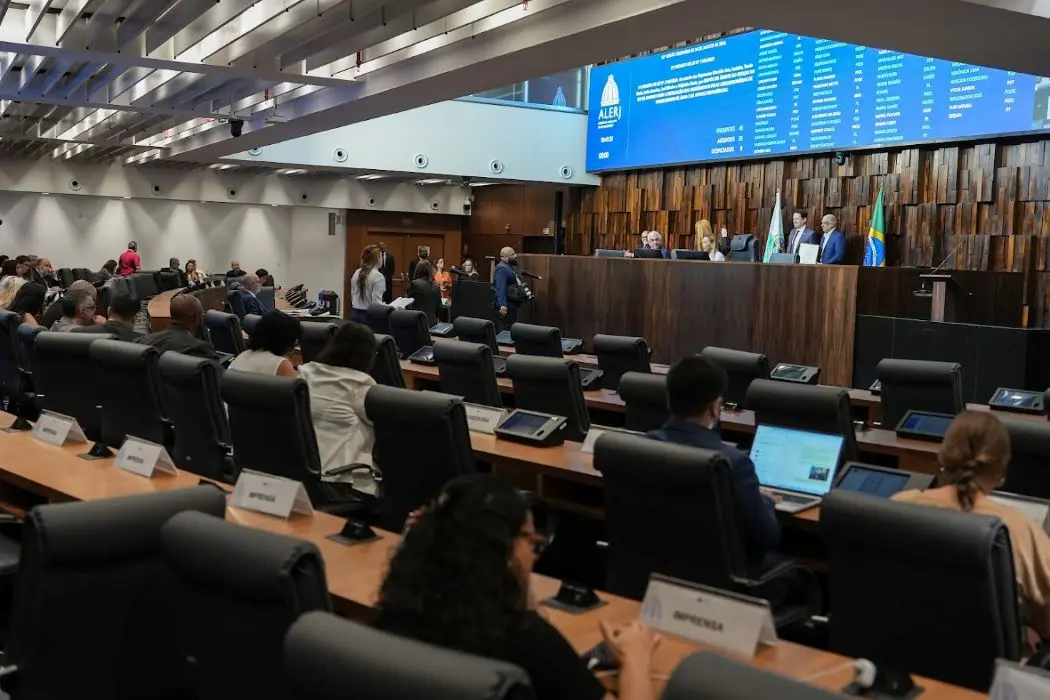 Parlamentares durante sessão na Alerj