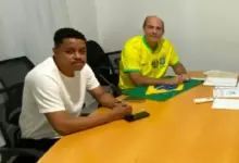 Dois homens sentados à mesa