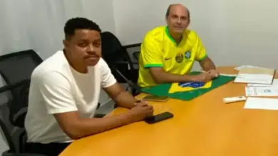 Dois homens sentados à mesa