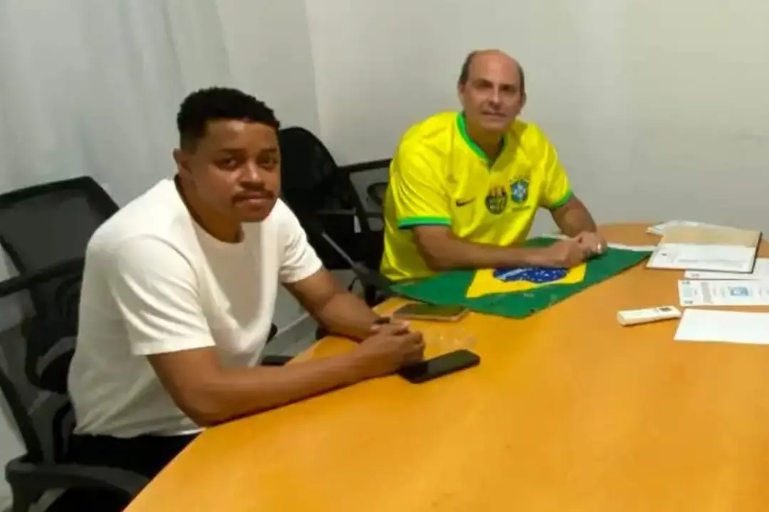 Dois homens sentados à mesa