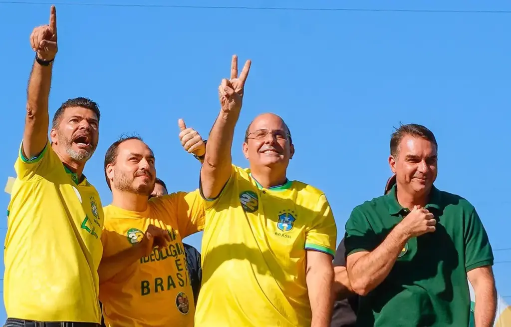 Quatro homens em cima de uma caminhonete