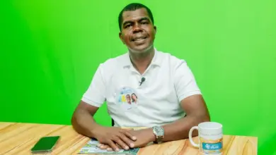 Um homem sentado à mesa