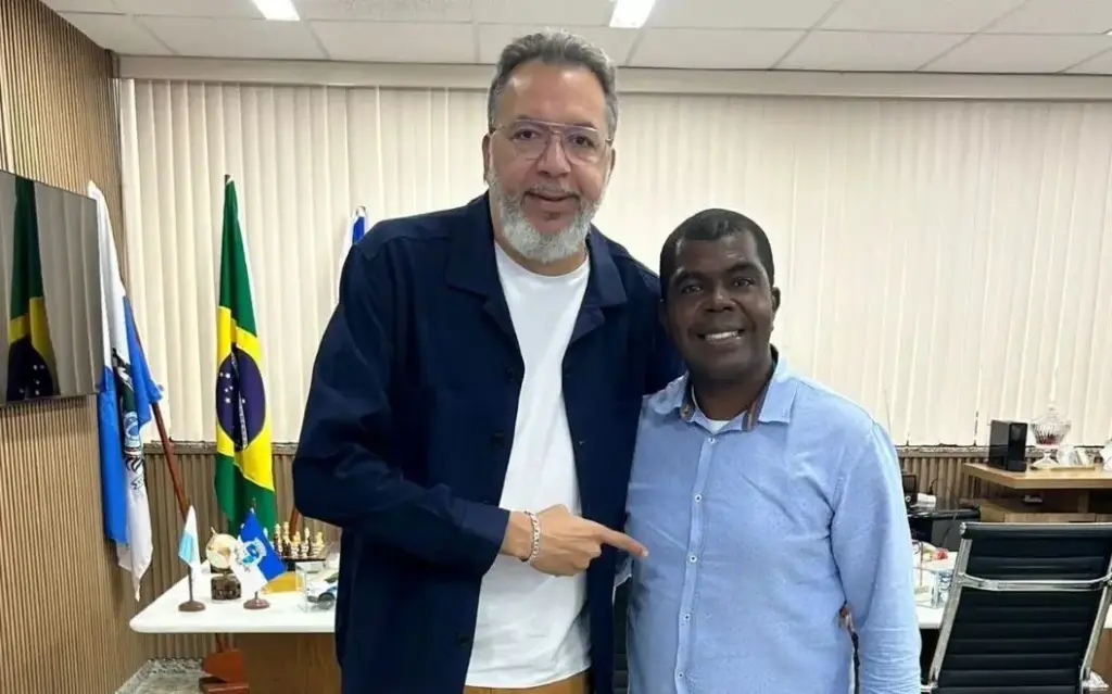 Dois homens posando lado a lado