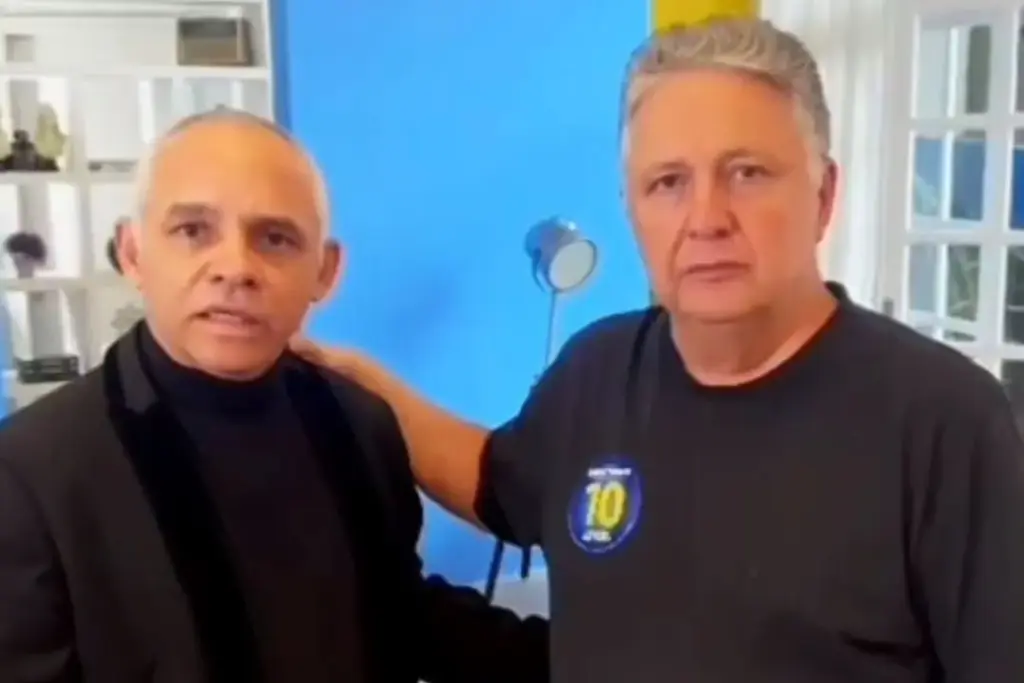 Dois homens se cumprimetando