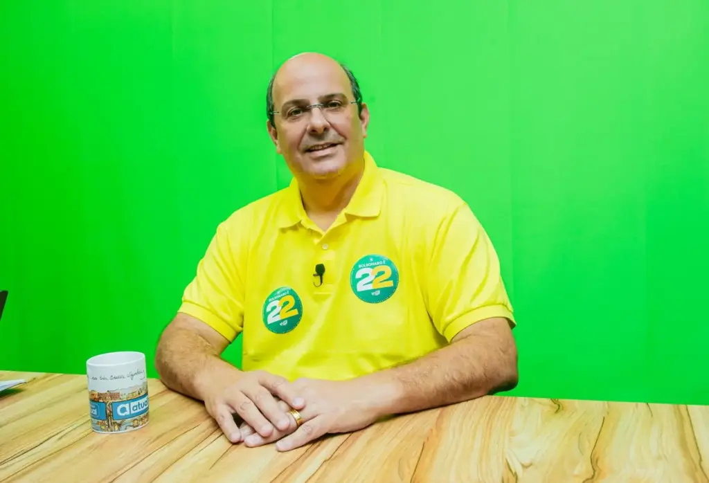 Alexandre Valle sentado à mesa
