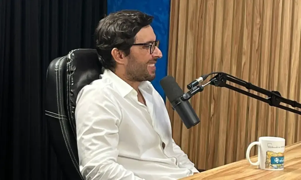Haroldinho sentado à mesa