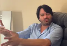Luciano Mota falando e gesticulando