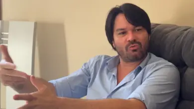 Luciano Mota falando e gesticulando