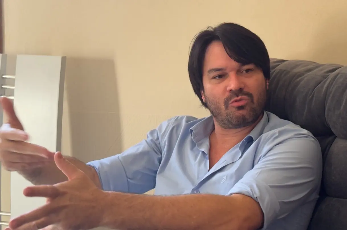 Luciano Mota falando e gesticulando